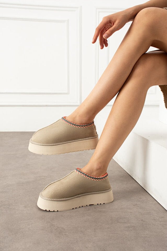 Kadın Günlük Terlik Model Bot Chloe