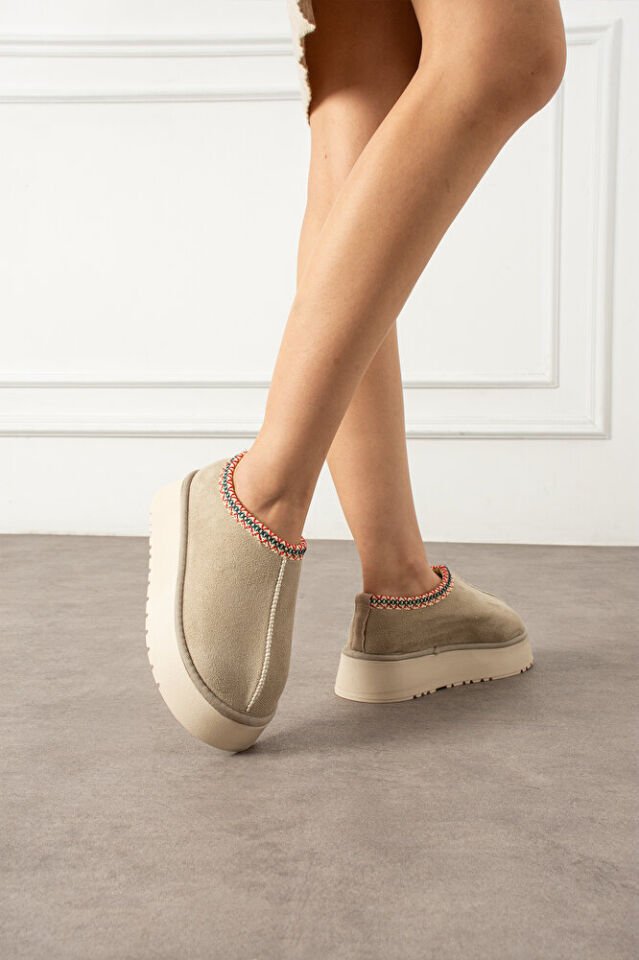 Kadın Günlük Terlik Model Bot Chloe